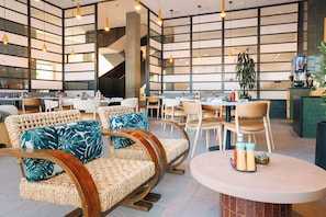 3 間餐廳，供應晚餐