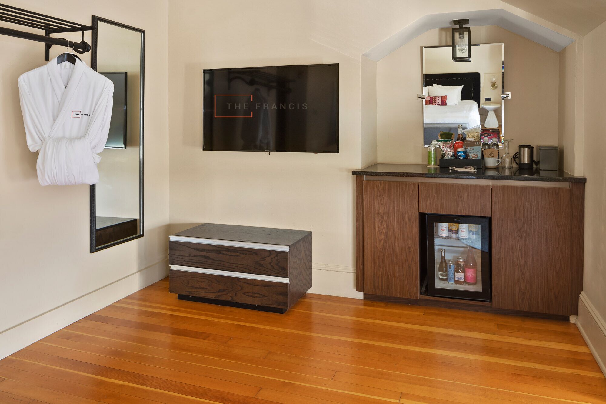 junior suite, 1 king bed | 1 bedroom, premium bedding, in-room safe, iron/ironing board