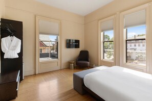Rom – signature, 1 queensize-seng | Sengetøy av topp kvalitet, safe på rommet og strykejern/-brett