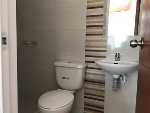 Dreibettzimmer | Badezimmer | Dusche, Handtücher