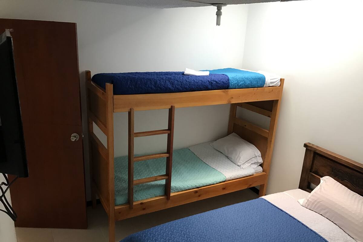 Vierbettzimmer | Bügeleisen/Bügelbrett, Babybetten, Zustellbetten, kostenloses WLAN