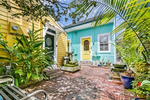 Exterior - B&W Courtyards (New Orleans)