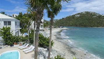 Di pantai, kerusi lepak pantai, tuala pantai, bersnorkel