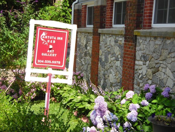 Exterior - Cantuta Inn (Harpers Ferry)