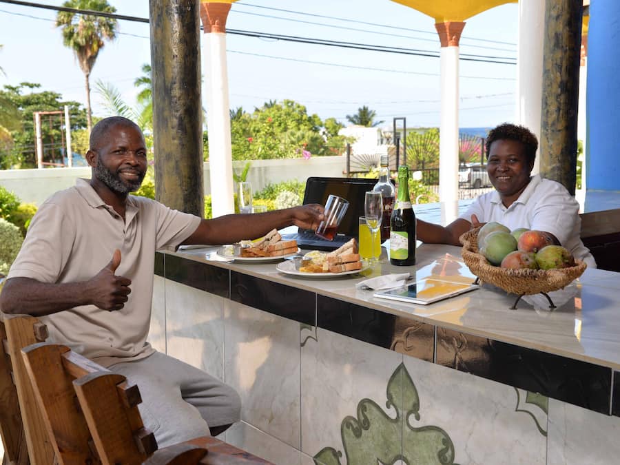 Melayani sarapan, makan siang, makan malam; sajian masakan lokal