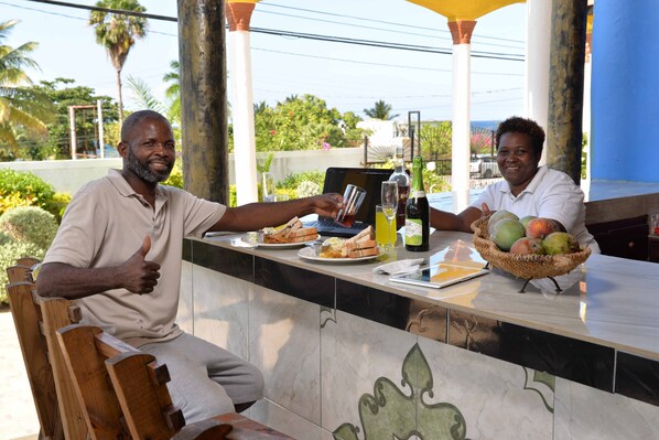 Se sirven desayunos, almuerzos, cenas y cocina local