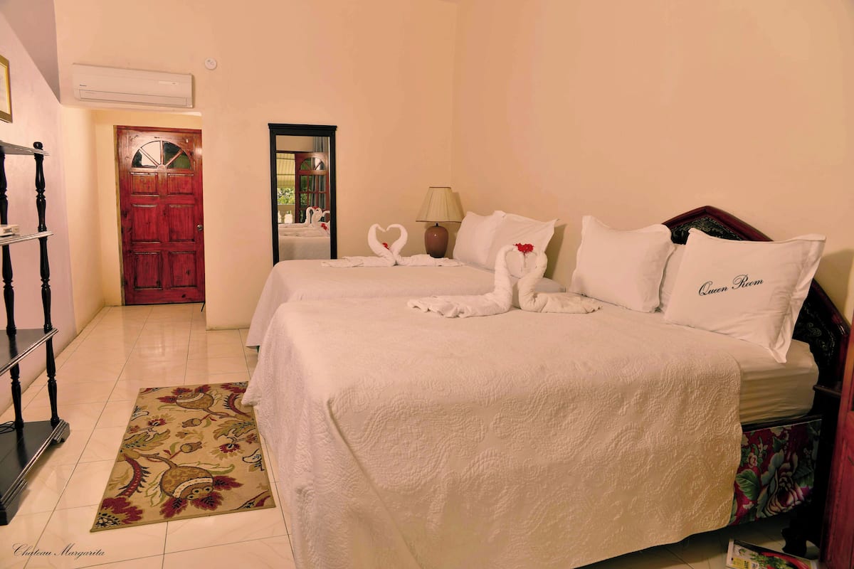 1 bedroom, premium bedding, Tempur-Pedic beds, desk