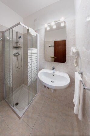 Comfort Single Room | Bathroom | Shower, rainfall showerhead, free toiletries, hair dryer