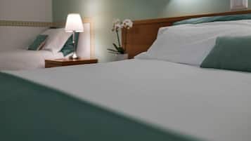 Habitación triple Confort | Ropa de cama hipoalergénica y minibar
