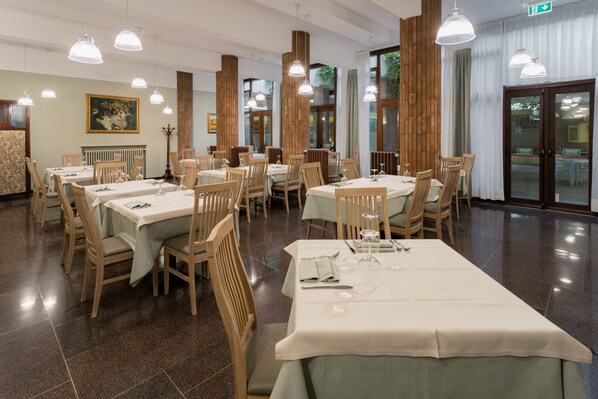 Breakfast, dinner served; Italian cuisine, garden views - Hotel Roma (Palmanova)
