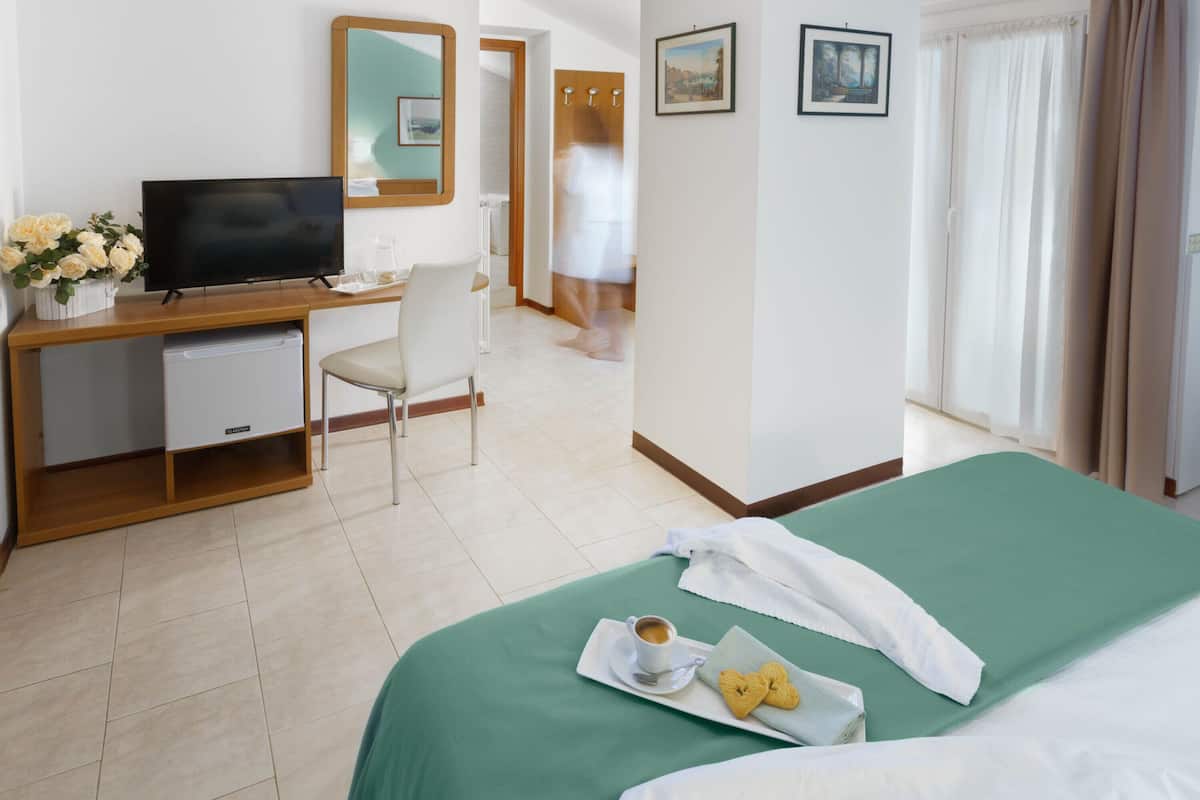 Phòng 3 tiện nghi đơn giản | Bộ đồ giường kháng dị ứng, minibar, két bảo mật tại phòng, bàn