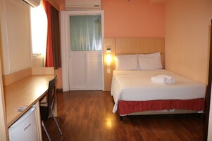 Quarto superior, acessível para pessoas com deficiência física | Escrivaninha, roupa de cama