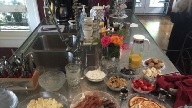 Ein Frühstücksbuffet mit verschiedenen Speisen und einer Kaffeestation.