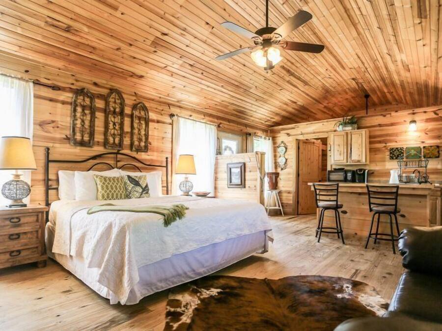 Exclusive Cabin, 1 King Bed, Hot Tub, Hill View | Laptop workspace, soundproofing, iron/ironing board, free WiFi
