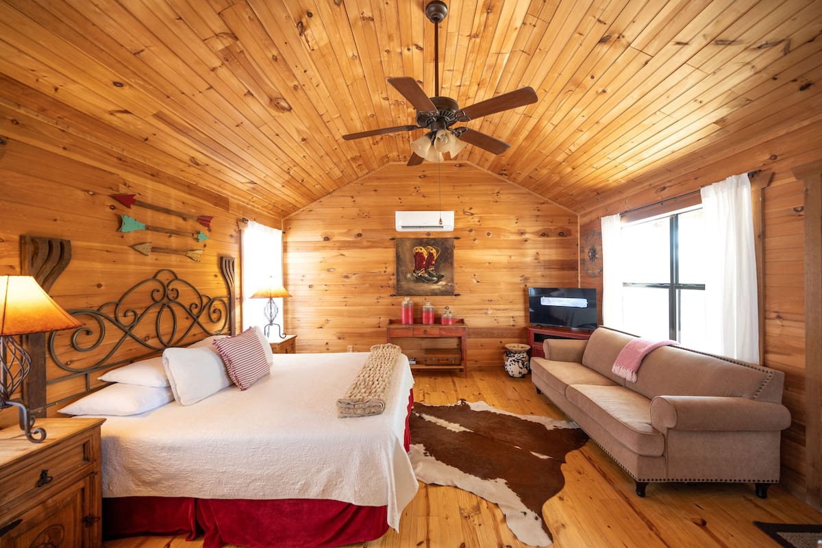 Cabaña panorámica, 1 cama King size, hidromasaje, vista a la colina | 1 habitación, decoración personalizada y muebles diferentes