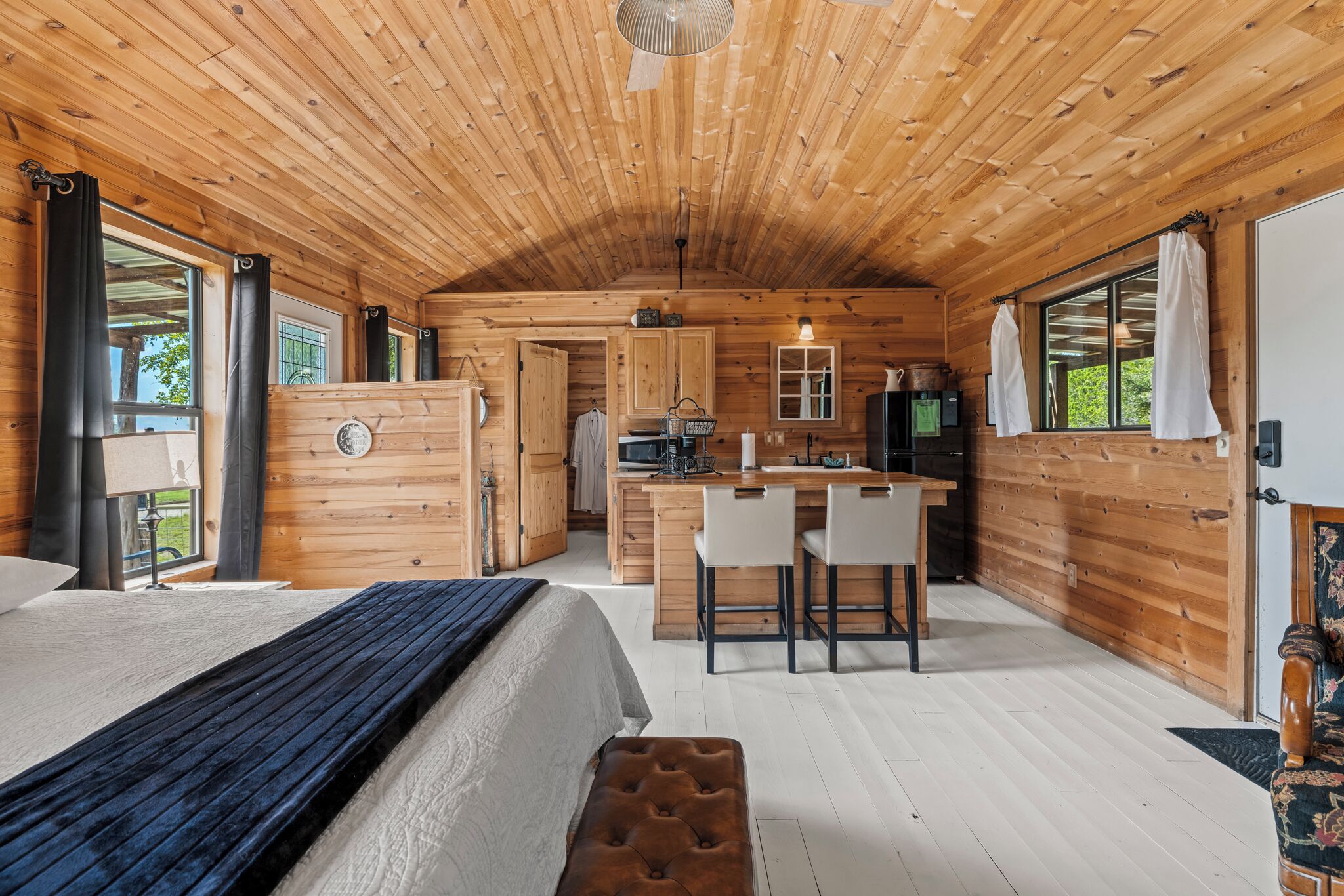 Kabin Eksklusif, 1 Tempat Tidur King, hot tub, pemandangan bukit | Area keluarga | Smart TV 52-inci dengan saluran TV digital dan TV