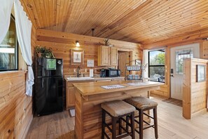 Signature Cabin, 1 Bedroom, Hot Tub, Hill View | Private kitchen - City on a Hill at Spring Creek (Fredericksburg)
