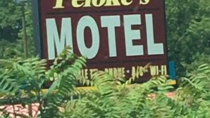 Un letrero grande y llamativo para el motel Peloke's.