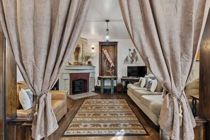 Egyptian cotton sheets, premium bedding, pillowtop beds - Park Hotel Yellowstone (Gardiner)