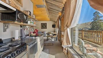 Habitación estándar | Cocina privada | Microondas, cafetera y tetera y artículos de limpieza ecológicos