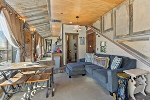 301 Penthouse Suite Park Mountain View with Deck | Egyptian cotton sheets, premium bedding, pillow-top beds - Park Hotel Yellowstone (Gardiner)
