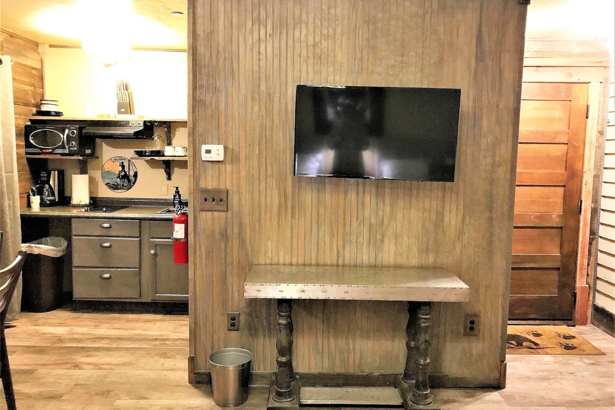 203 studio suite park mountain view | living area | 48-inch flat-screen tv with cable channels, tv