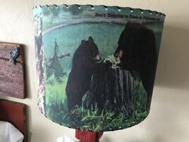 Una lámpara de pared con una ilustración de un oso.