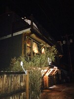 Fachada da propriedade à noite