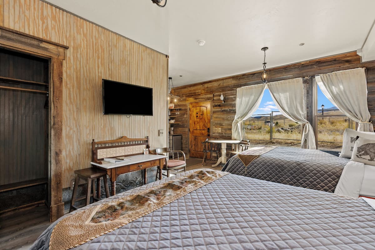 1 bedroom, Egyptian cotton sheets, premium bedding, pillowtop beds