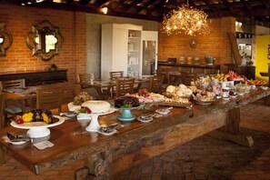 Free daily buffet breakfast - Pousada do Lago Guapé (Guape)