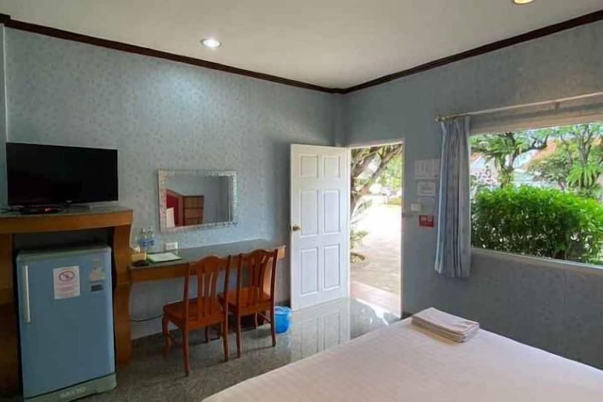 Desk, blackout curtains, soundproofing, rollaway beds