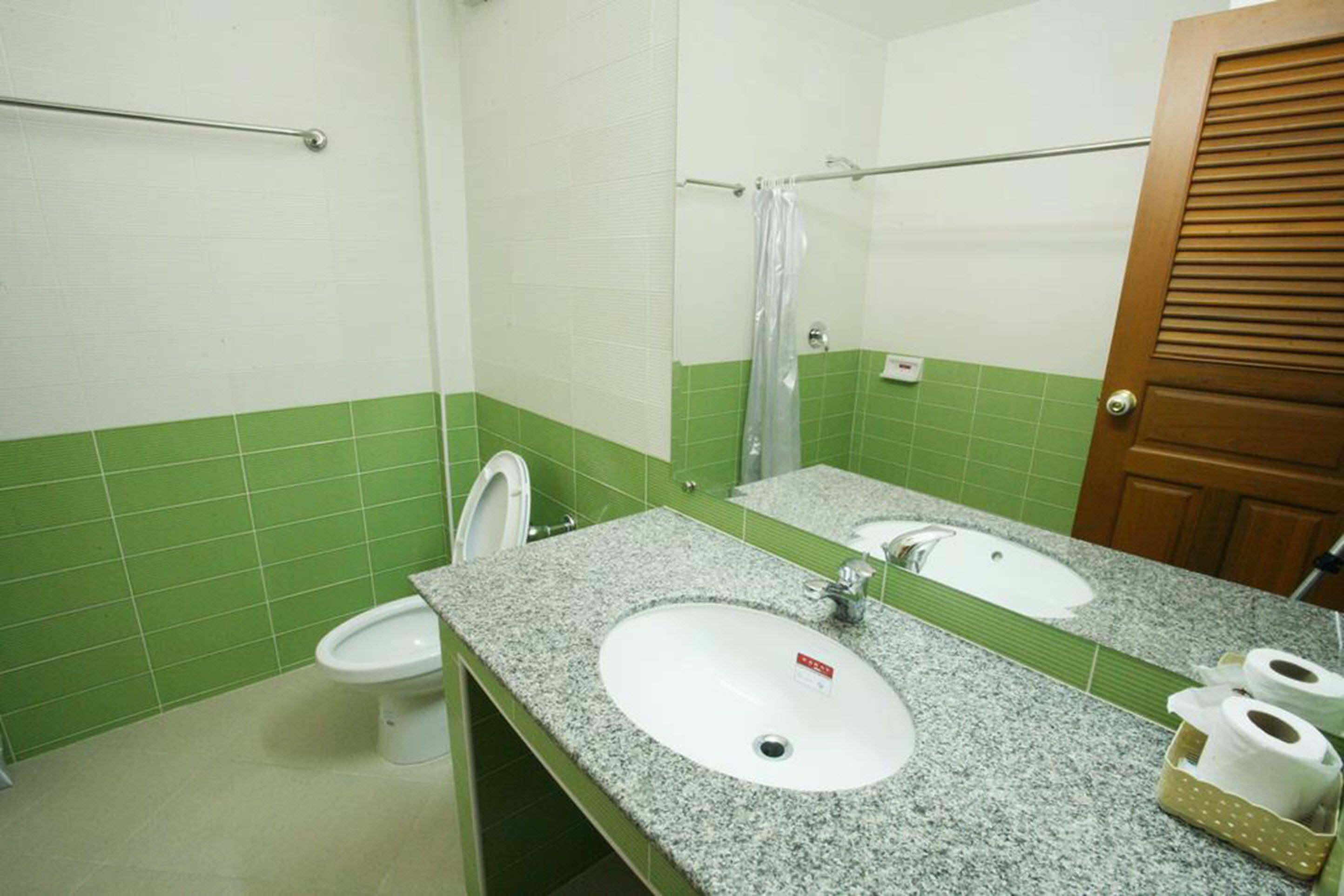 Un baño con inodoro, lavabo y ducha.