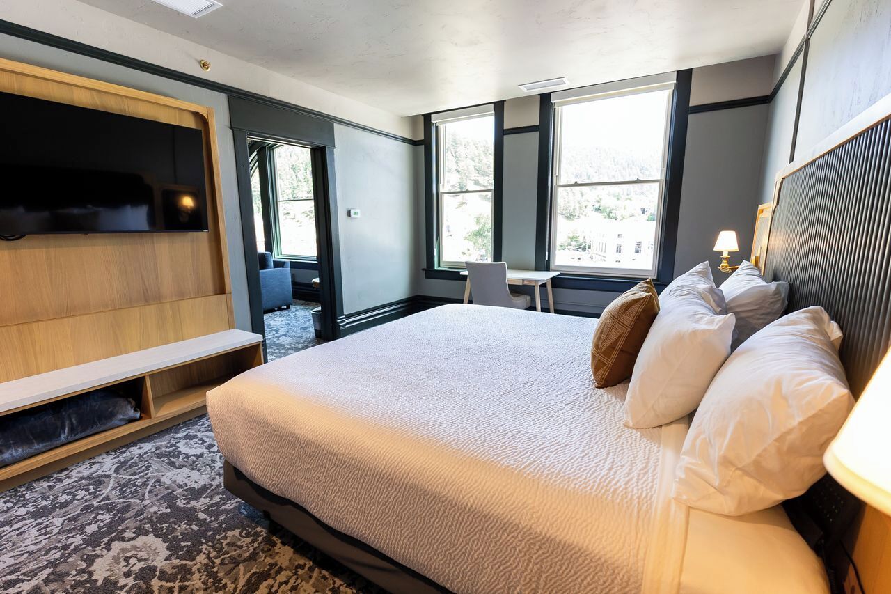 Suite Romantique, 1 très grand lit, non-fumeurs, vue ville | Wi-Fi gratuit, draps fournis