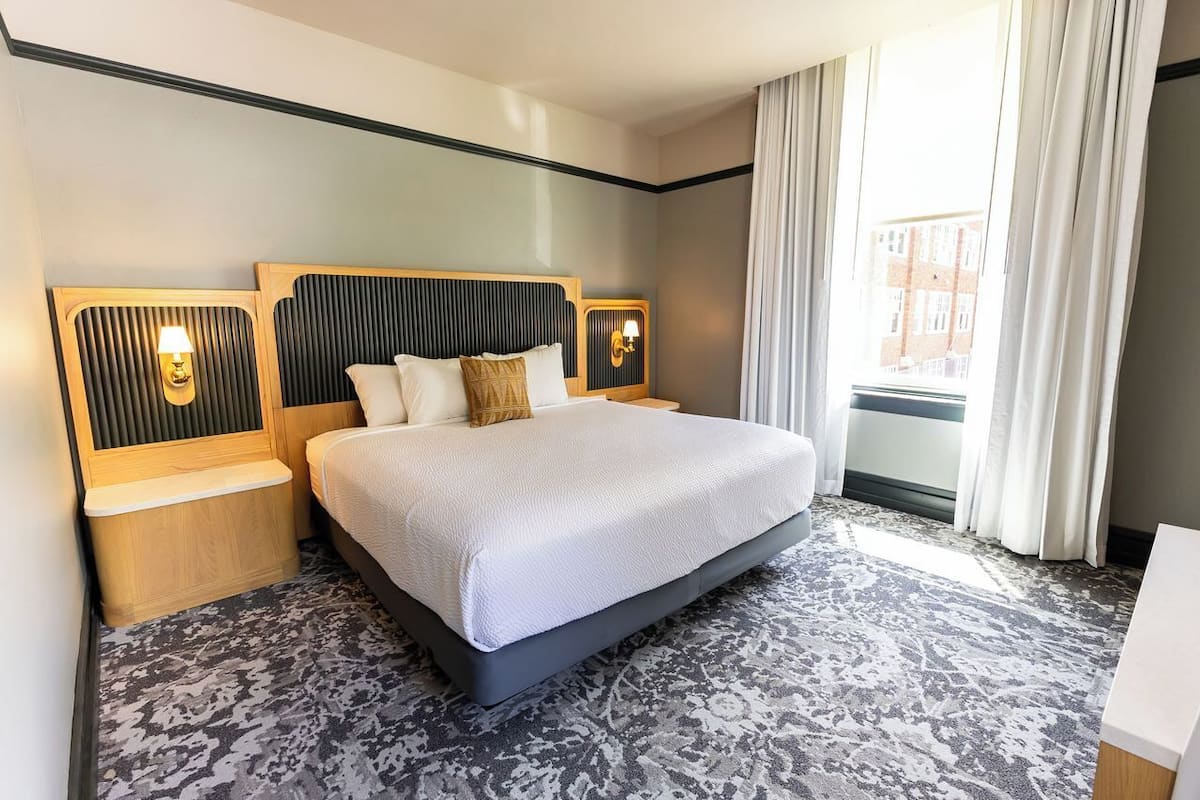 Quarto clássico, 1 cama King, para não fumantes, vista para a cidade | 1 quarto, Wi-Fi de cortesia, roupa de cama