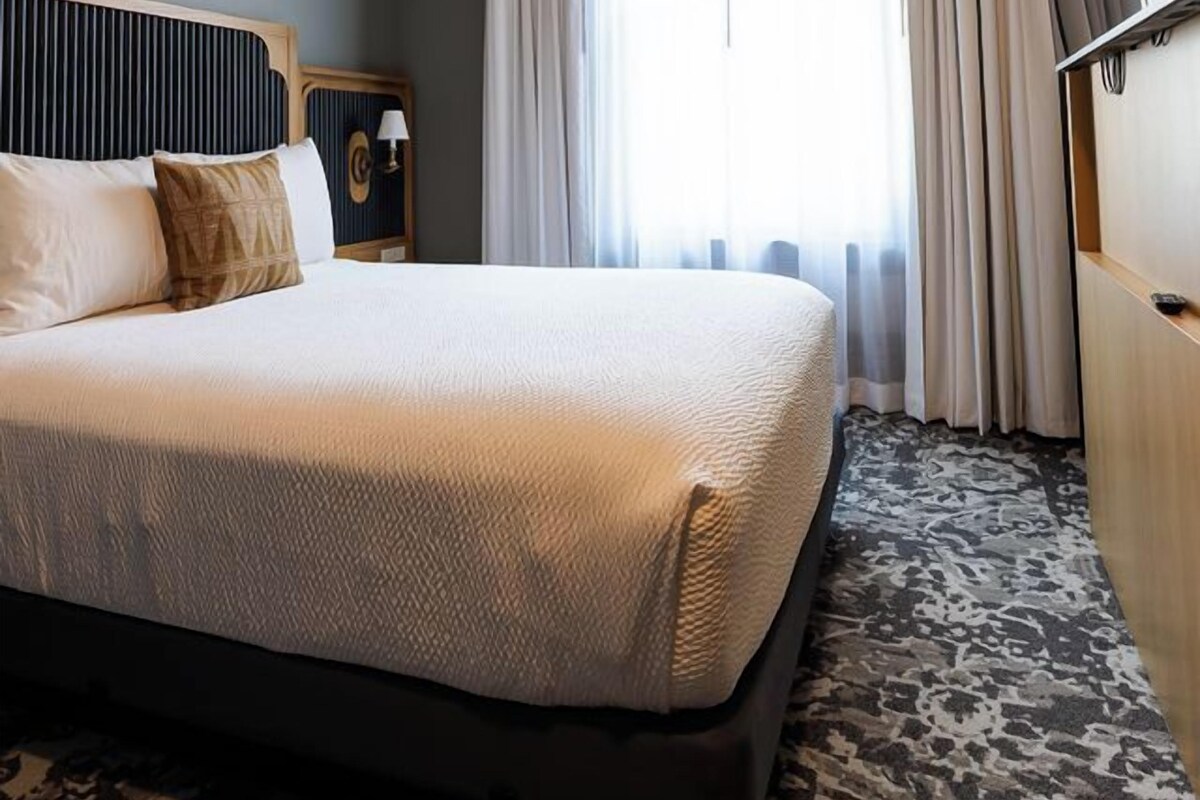 WiFi (free), bed sheets