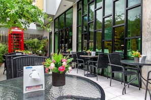 Se sirven desayunos, comidas y cocina tailandesa