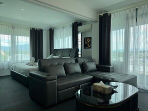 32-inch flat-screen TV with cable channels, TV - SOHO Boutique Hotel (Tak)