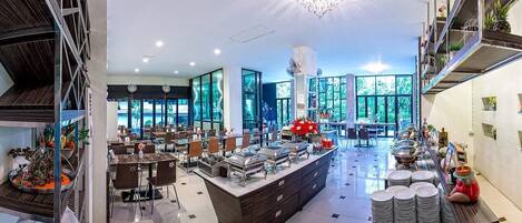 Breakfast and lunch served, Thai cuisine