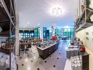 Breakfast and lunch served, Thai cuisine