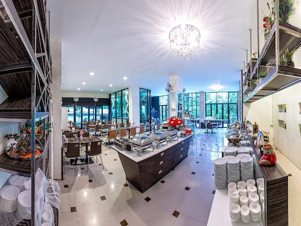 Se sirven desayunos, comidas y cocina tailandesa