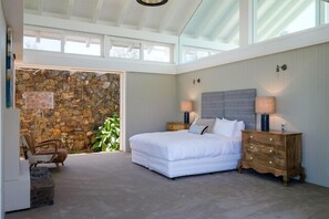 أغطية فراش متميزة وميني بار ومكواة/لوح كي وأسرّة أطفال/رضّع