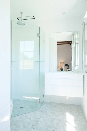 Shearers Quarters 6 | Bathroom | Shower, free toiletries, hair dryer, towels - Goonoo Goonoo Station (Goonoo Goonoo)