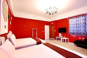 Standard fyrbäddsrum | Skrivbord, mörkläggningsgardiner, ljudisolering och gratis wi-fi