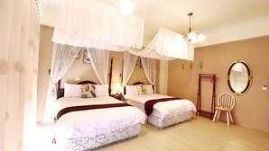 Une chambre d’hôtel avec deux lits, une chaise en bois, un miroir et un lustre.