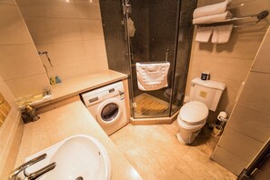 Douche, articles de toilette (gratuits), séchoir à cheveux, pantoufles