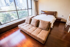 Desk, blackout curtains, iron/ironing board, rollaway beds - World City Jiamei Service Apartment (Beijing)