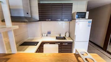 Fridge, microwave, stovetop, cookware/dishes/utensils