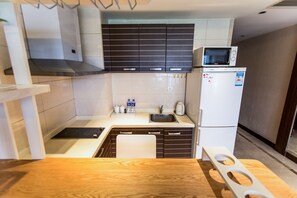 Fridge, microwave, stovetop, cookware/dishes/utensils - World City Jiamei Service Apartment (Beijing)