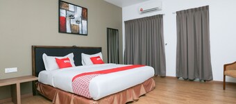 OYO 89915 East Mount Hotel