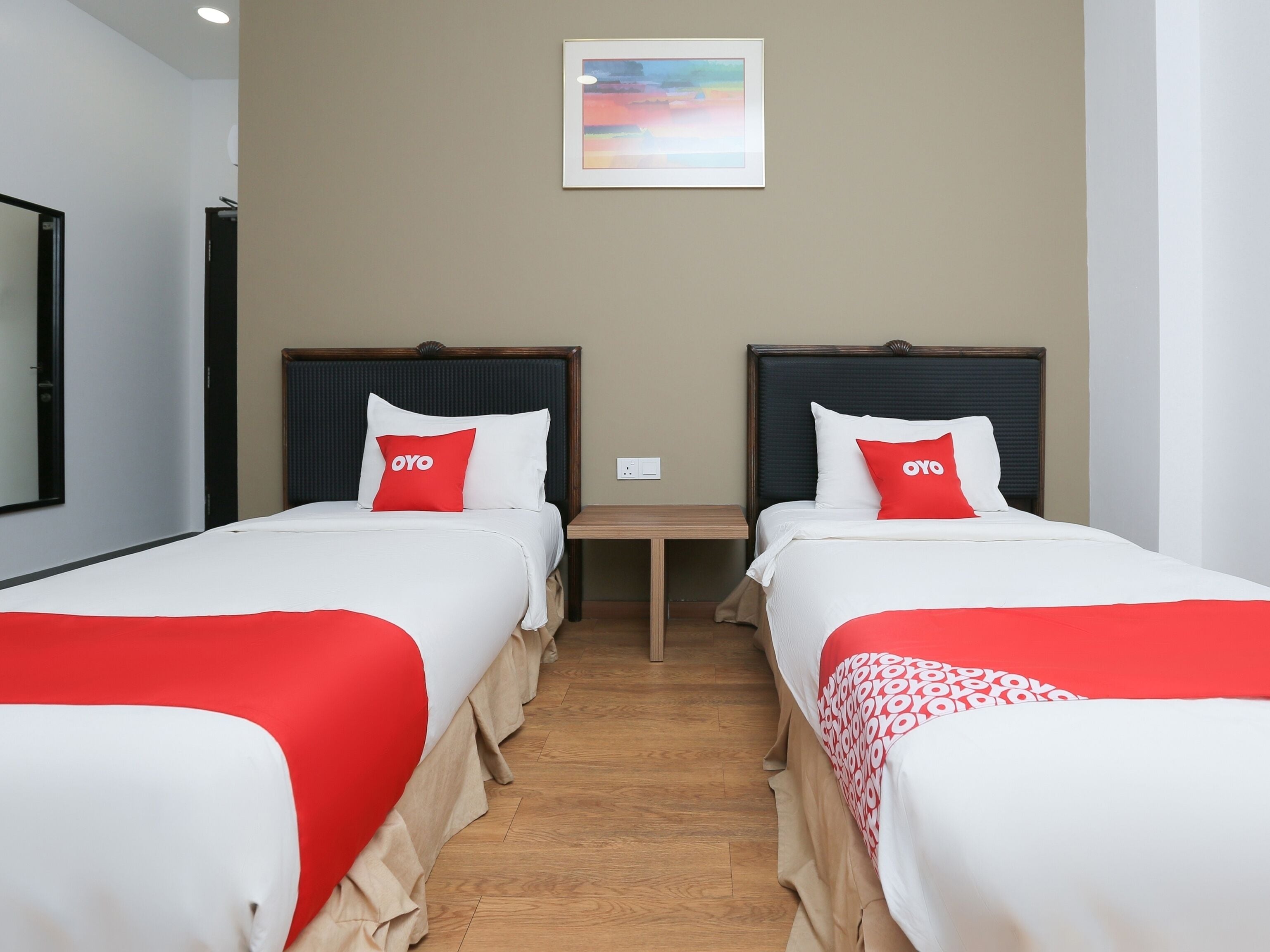 standard twin room | desk, soundproofing, free wifi, bed sheets